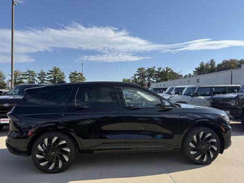 Infinite Black Metallic Clearcoat 2026 Lincoln Nautilus Reserve