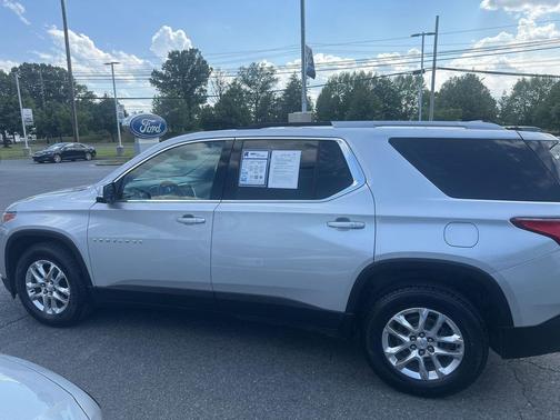 Silver Ice Metallic 2018 Chevrolet Traverse LT Cloth