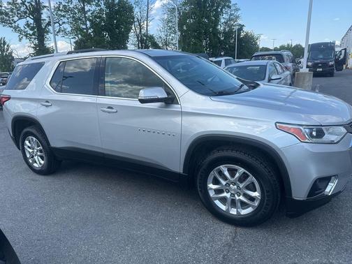 Silver Ice Metallic 2018 Chevrolet Traverse LT Cloth
