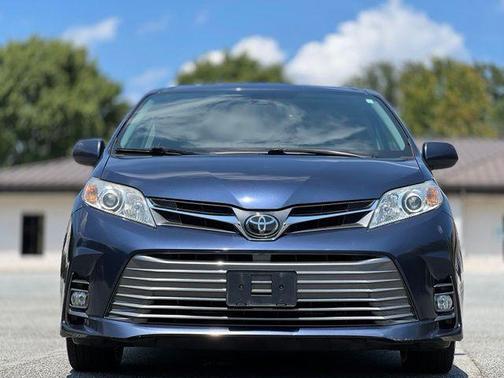 Pearl 2018 Toyota Sienna XLE