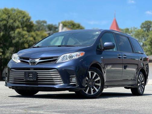 Pearl 2018 Toyota Sienna XLE
