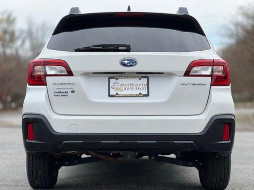 Crystal White Pearl 2019 Subaru Outback 2.5i Premium