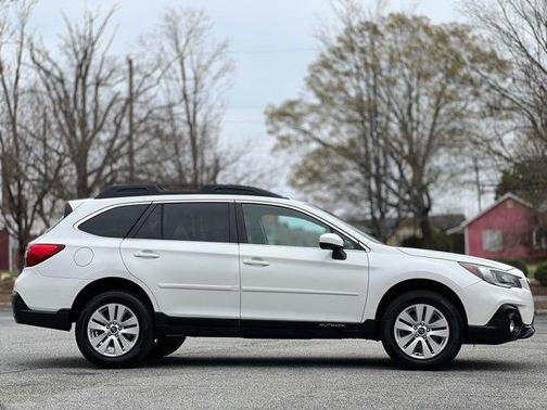 Crystal White Pearl 2019 Subaru Outback 2.5i Premium