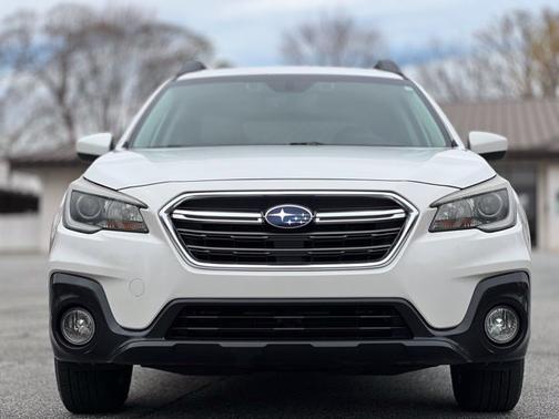 Crystal White Pearl 2019 Subaru Outback 2.5i Premium