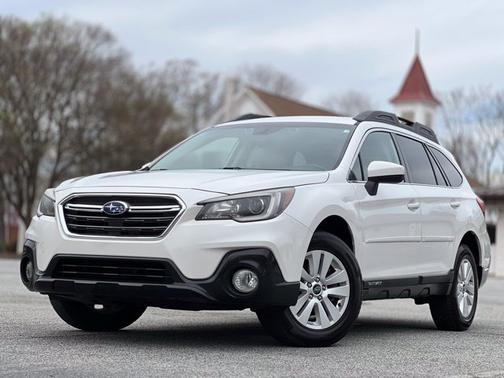 Crystal White Pearl 2019 Subaru Outback 2.5i Premium