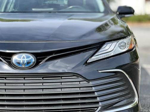 2022 Toyota Camry Hybrid XLE