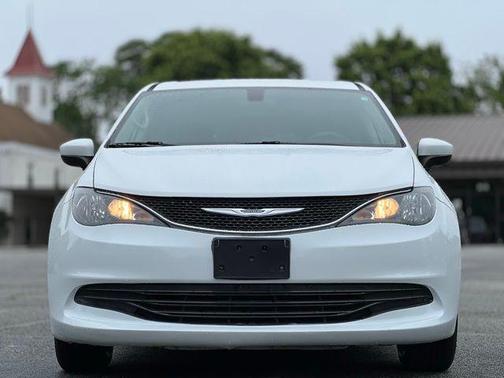 Bright White Clearcoat 2017 Chrysler Pacifica Touring