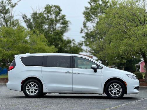 Bright White Clearcoat 2017 Chrysler Pacifica Touring