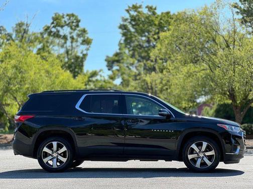 Mosaic Black Metallic 2020 Chevrolet Traverse LT Leather