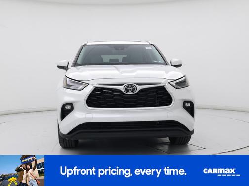White 2023 Toyota Highlander XLE