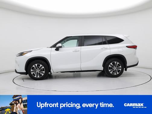 White 2023 Toyota Highlander XLE