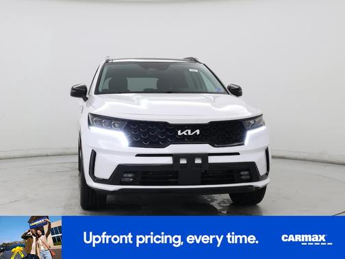 White 2023 Kia Sorento SX