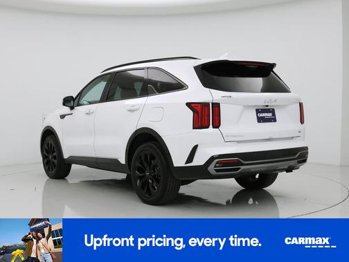 White 2023 Kia Sorento SX
