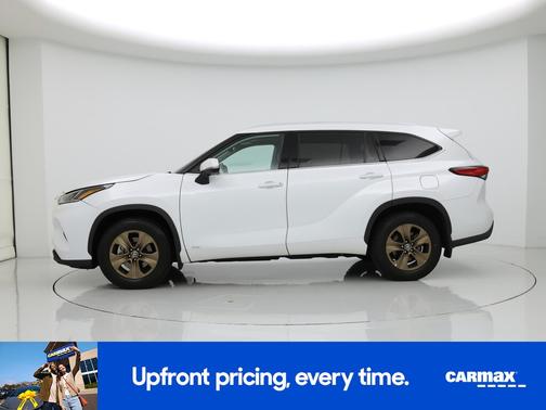 White 2022 Toyota Highlander Hybrid XLE Bronze
