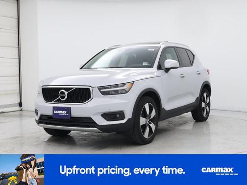 2022 Volvo XC40 T5 Momentum