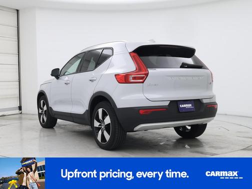 2022 Volvo XC40 T5 Momentum