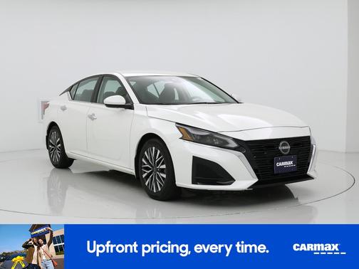 White 2023 Nissan Altima SV