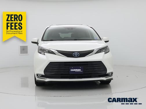 White 2021 Toyota Sienna XLE