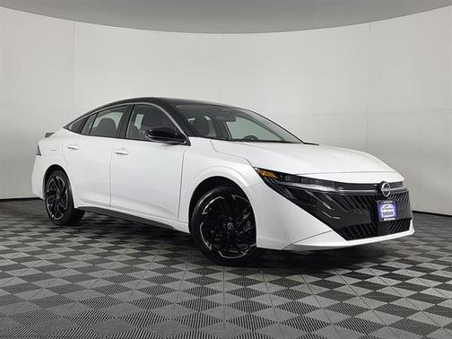 Aspen White Tricoat/Super Black 2026 Nissan Sentra SR