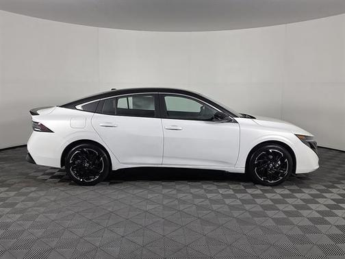 Aspen White Tricoat/Super Black 2026 Nissan Sentra SR