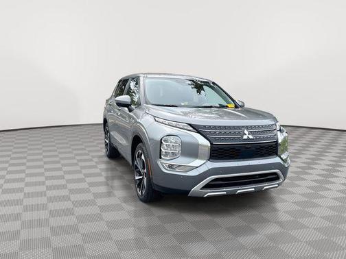 Mercury Gray Metallic 2023 Mitsubishi Outlander SE