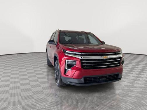 Radiant Red Tintcoat 2026 Chevrolet Traverse LT