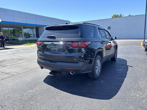 Mosaic Black Metallic 2023 Chevrolet Traverse LT Cloth