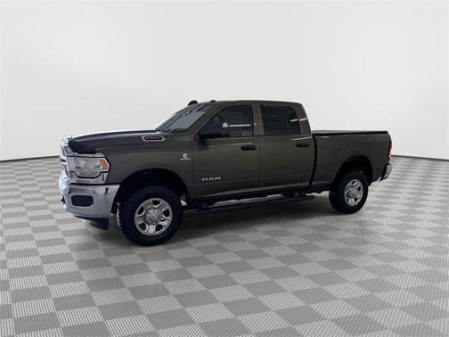 2022 RAM 2500 Tradesman Crew Cab 4x4 6'4' Box