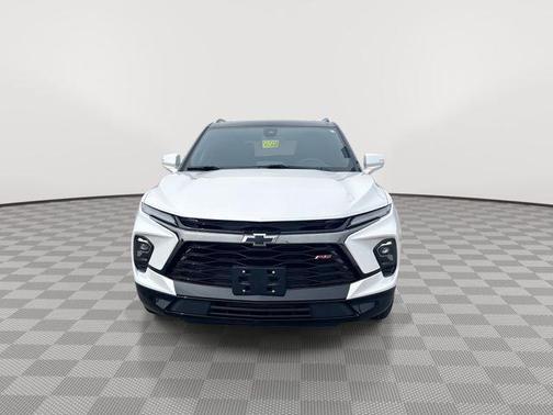 Iridescent Pearl Tricoat 2025 Chevrolet Blazer RS
