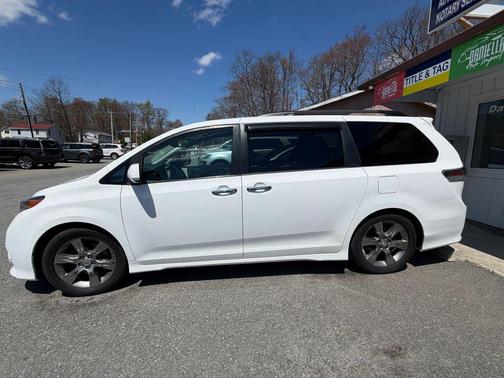 Super White 2014 Toyota Sienna SE