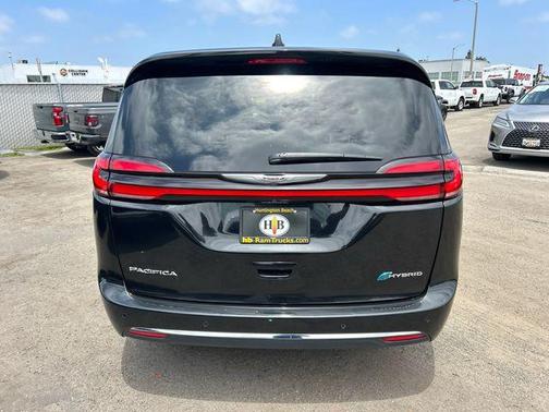 Brilliant Black Crystal Pearlcoat 2024 Chrysler Pacifica Hybrid Select