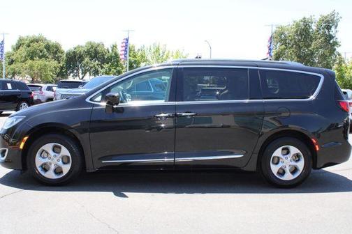 2017 Chrysler Pacifica Touring-L Plus