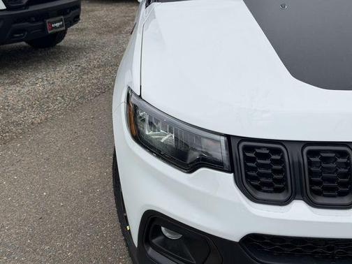 Bright White Clearcoat 2026 Jeep Compass Trailhawk