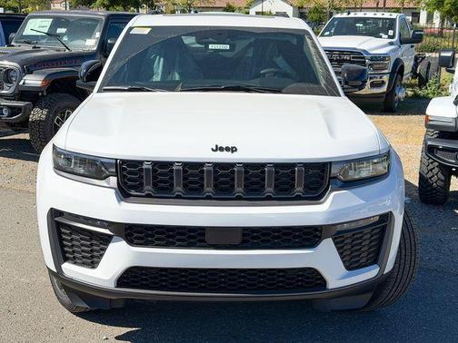 Bright White Clearcoat 2026 Jeep Grand Cherokee Limited