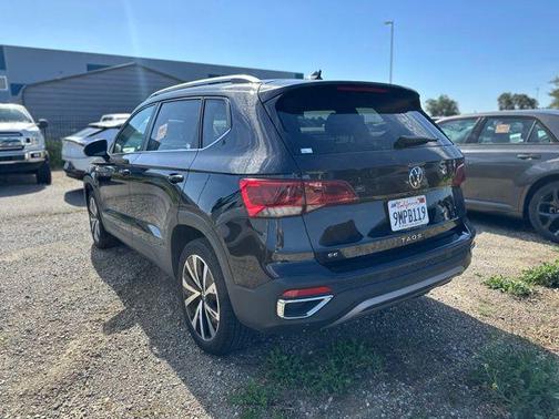 Deep Black Pearl Effect 2024 Volkswagen Taos 1.5T SE