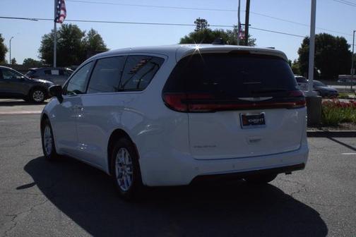 2023 Chrysler Pacifica Touring-L