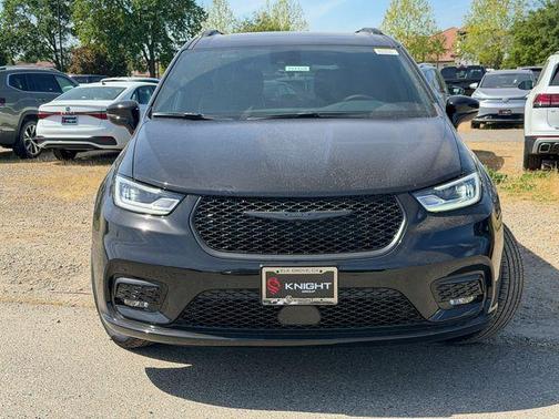 Diamond Black 2026 Chrysler Pacifica Limited