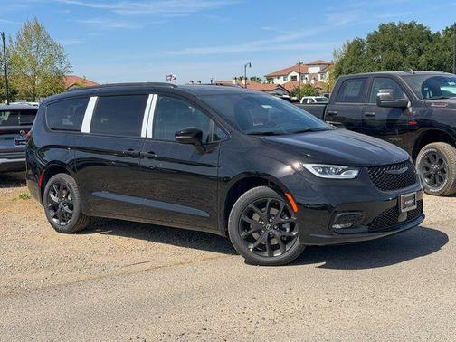 Diamond Black 2026 Chrysler Pacifica Limited