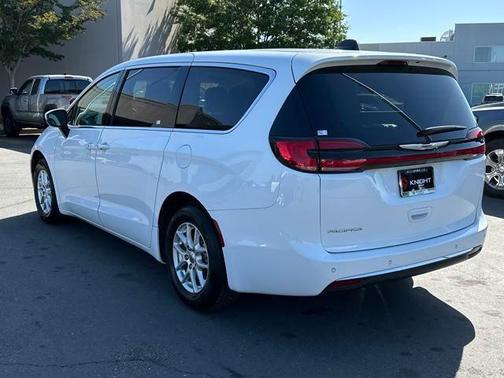 2023 Chrysler Pacifica Touring-L