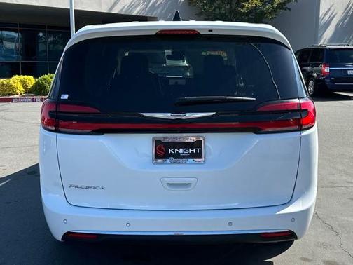 2023 Chrysler Pacifica Touring-L