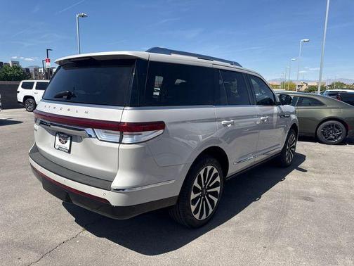 Pearl Metallic 2024 Lincoln Navigator Reserve