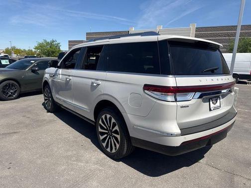Pearl Metallic 2024 Lincoln Navigator Reserve