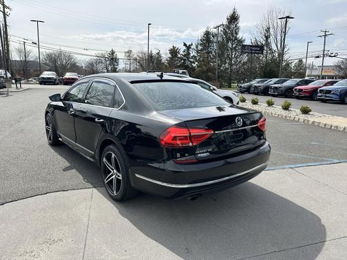 Black Uni 2016 Volkswagen Passat 1.8T SEL