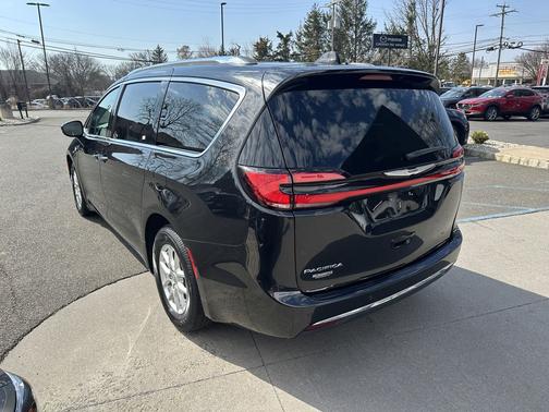 Brilliant Black Crystal Pearlcoat 2021 Chrysler Pacifica Touring L