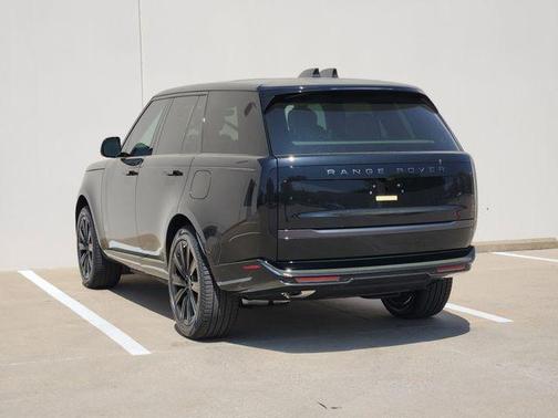 Santorini Black 2026 Land Rover Range Rover P550e SE