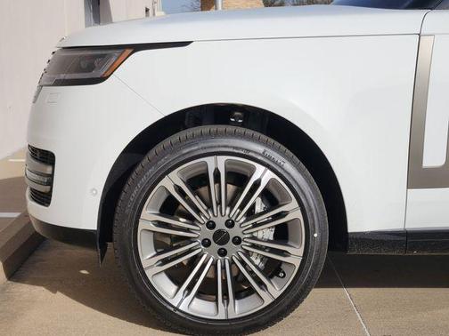 Fuji White 2026 Land Rover Range Rover P400 SE 7 Seat
