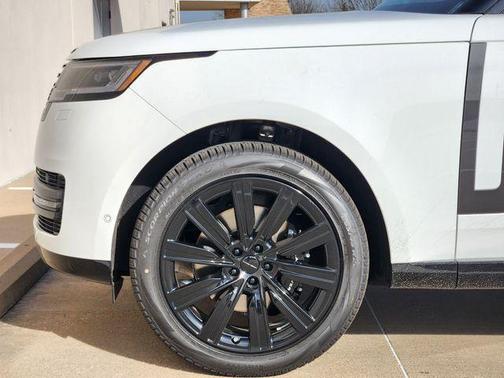 Fuji White 2026 Land Rover Range Rover P400 SE