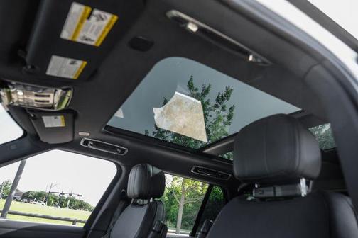Fuji White 2026 Land Rover Range Rover P400 SE