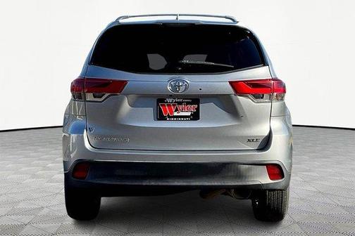 Celestial Silver Metallic 2019 Toyota Highlander XLE