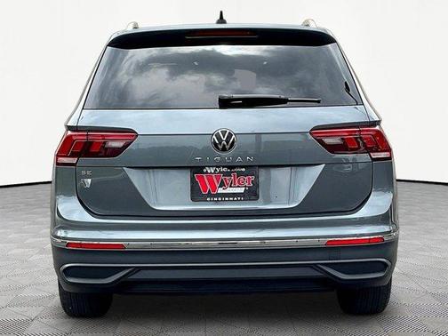 Platinum Gray Metallic 2024 Volkswagen Tiguan 2.0T SE